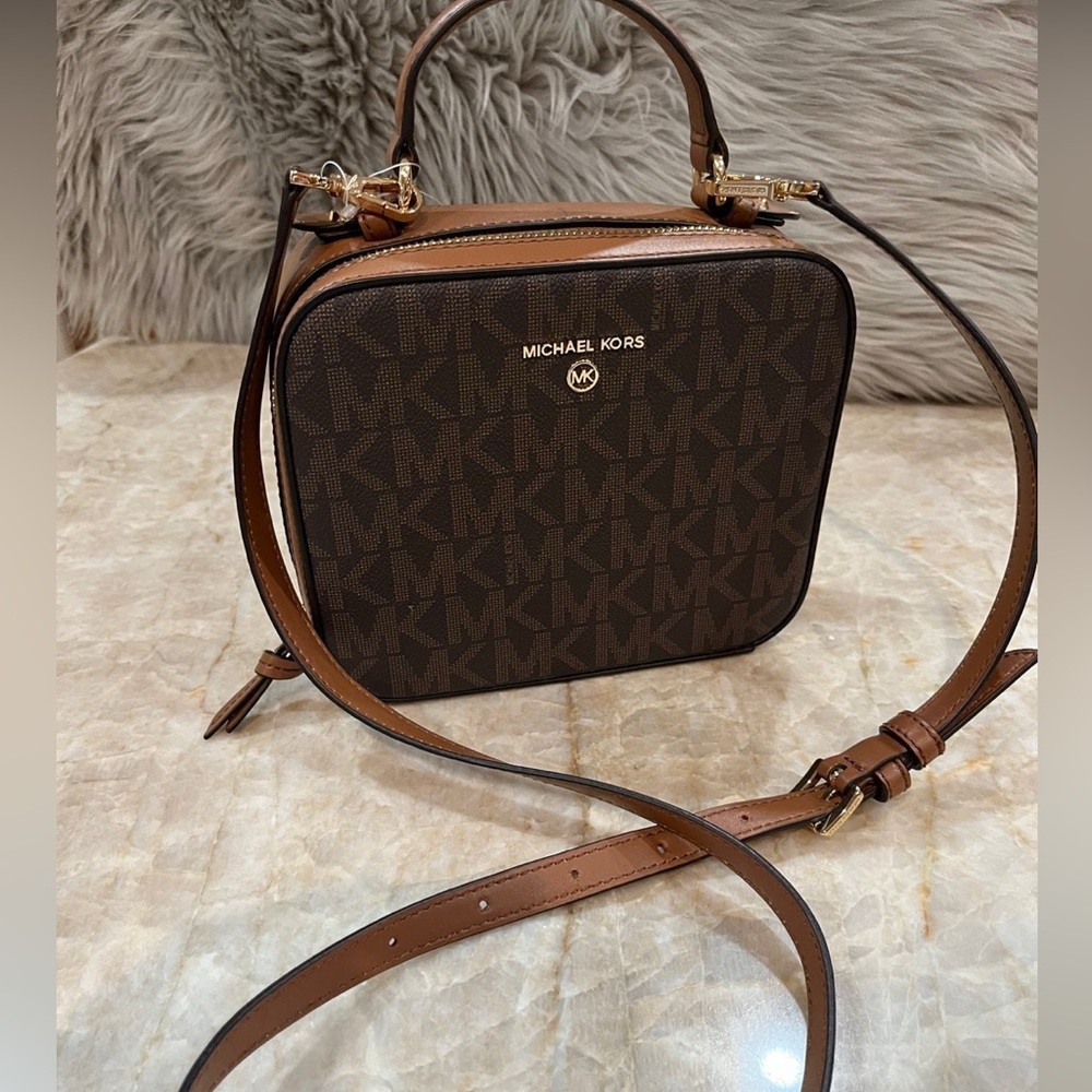 Michael Kors Jet Set Charm Medium
Crossbody Merlot Logo Canvas. Lunch box NWT